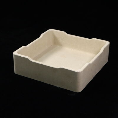 Crisol refractario de cordierita-mulita, tipo rectangular o cuadrado, que ofrece alta resistencia a la humedad, perfecto para la cocción de cerámica y vidrio.