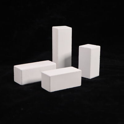 Resistencia a la trituración en frío superior a 90 MPA Fuegos de postes compuestos de corindón mullita y densidad 2,8 gcm3 diseñados para el rendimiento en sistemas de hornos industriales