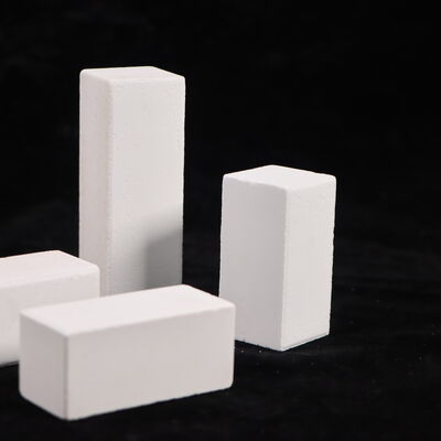 Resistencia a la trituración en frío superior a 90 MPA Fuegos de postes compuestos de corindón mullita y densidad 2,8 gcm3 diseñados para el rendimiento en sistemas de hornos industriales