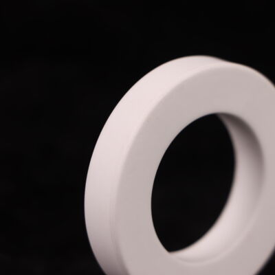 Constante dieléctrica 96 Composición cerámica blanca de óxido de aluminio con resistencia a la compresión superior a 3000 MPa adecuada para electrónica