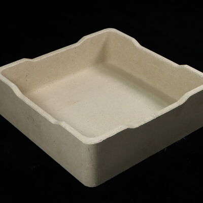 Crisol refractario de cordierita-mulita, tipo rectangular o cuadrado, que ofrece alta resistencia a la humedad, perfecto para la cocción de cerámica y vidrio.