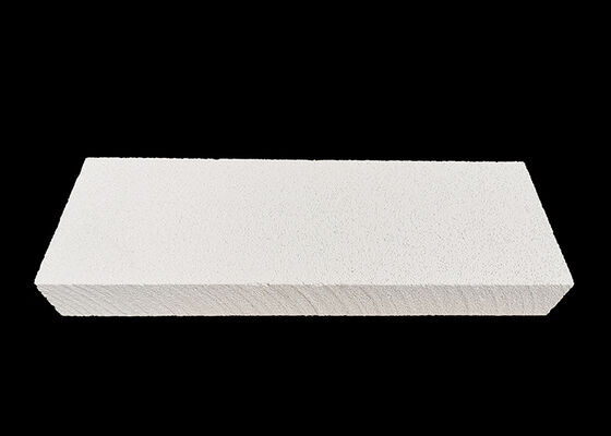 Densidad aparente de 0.6 a 1 gramo por centímetro cúbico. Ladrillos refractarios que ofrecen una resistencia excepcional a altas temperaturas para trabajos pesados.