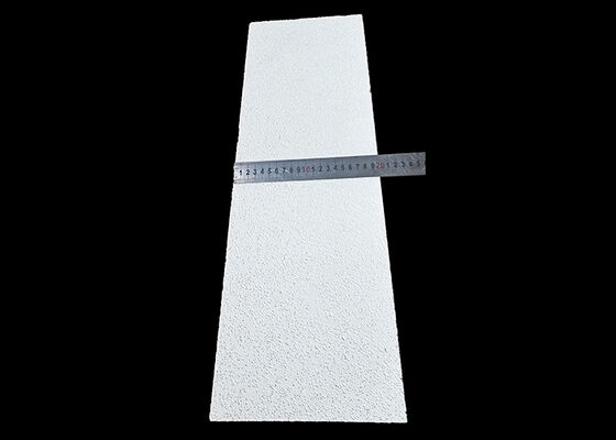 Densidad aparente de 0.6 a 1 gramo por centímetro cúbico. Ladrillos refractarios que ofrecen una resistencia excepcional a altas temperaturas para trabajos pesados.