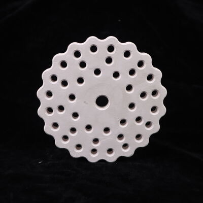 Conductividad térmica de 3.5 a 4.5 vatios por metro Kelvin. Cerámica de mullita con coeficiente de expansión térmica de 4.5 a 5.5 por 10 a la menos 6 por Kelvin y porosidad inferior al 15 por ciento.