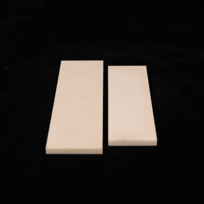 Expansión térmica cerámica de alumina 8.9 X 10-6 / K y densidad 3.75-3.9 g / cm3 Perfecto para sus necesidades B2B
