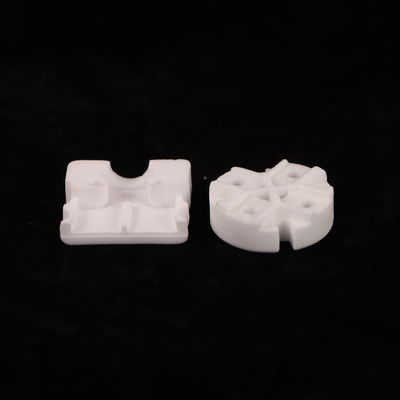 Cerámica de óxido de aluminio de alta resistencia con conductividad térmica de 25-35 W/mK y resistencia a la flexión de 200-400 MPa en blanco