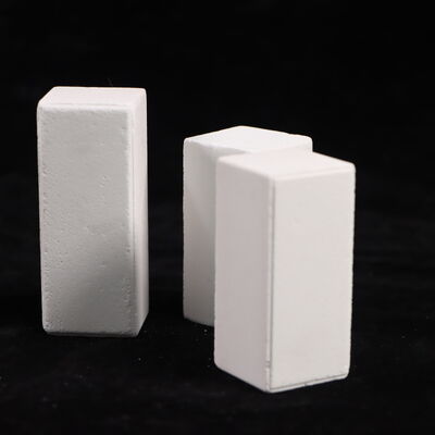 Resistencia a la trituración en frío superior a 90 MPA Fuegos de postes compuestos de corindón mullita y densidad 2,8 gcm3 diseñados para el rendimiento en sistemas de hornos industriales