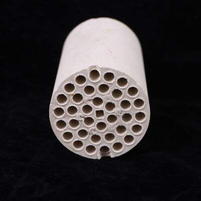 Densidad de 3.75 a 3.9 gramos por centímetro cúbico de cerámica de óxido de aluminio Resistencia a la compresión superior a 3000 MPa Resistencia a la flexión de 200 a 400 MPa