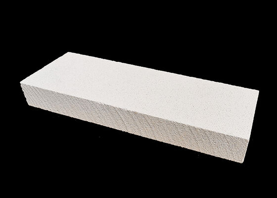 Densidad aparente de 0.6 a 1 gramo por centímetro cúbico. Ladrillos refractarios que ofrecen una resistencia excepcional a altas temperaturas para trabajos pesados.