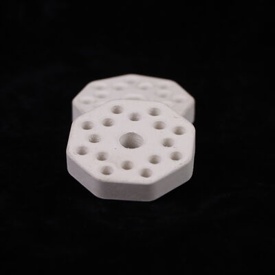 Resistencia al choque térmico de cerámica de mullita 250 con coeficiente de expansión térmica de 4,5 a 5,5 × 10⁻⁶ por Kelvin y dureza de 7 a 8 Mohs, utilizada en sistemas de protección térmica.