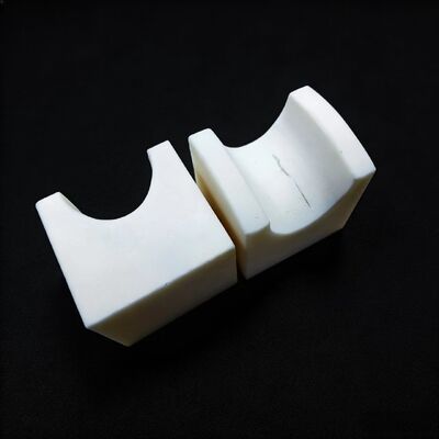 Módulo de Young 200 a 400 GPa Cerámica de alúmina que proporciona resistencia dieléctrica de 18 a 20 KV/mm para componentes de alta durabilidad